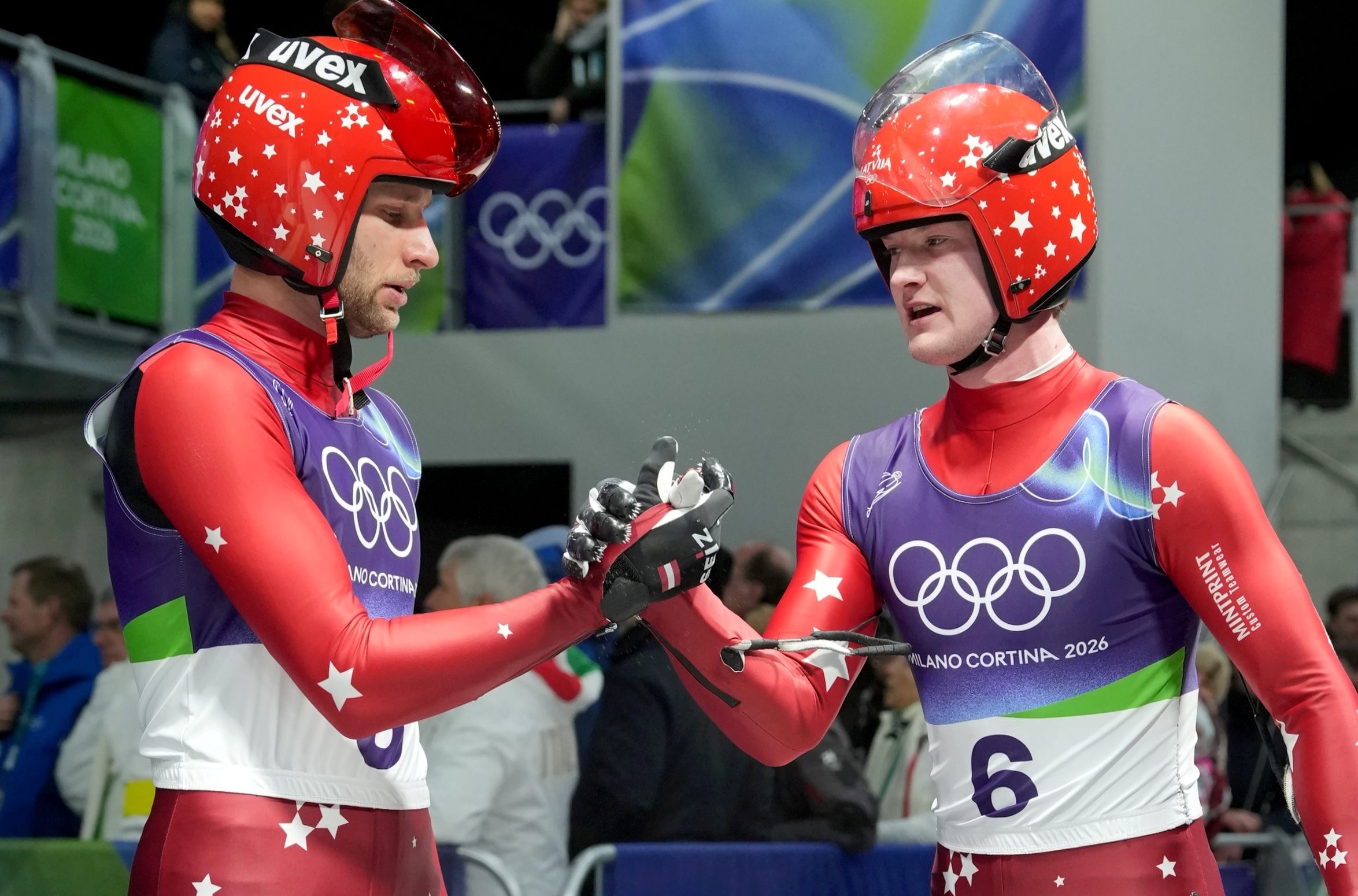 Latvijas kamaniņu sportisti Mārtiņš Bots un Roberts Plūme olimpiskajās spēlēs Kortīnā