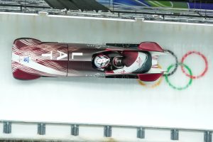 Latvijas bobsleja divnieka ekipāža ar Jēkabu Kalendu un Matīsu Mikni sacensību braucienā Kortīnas olimpiskajā trasē.