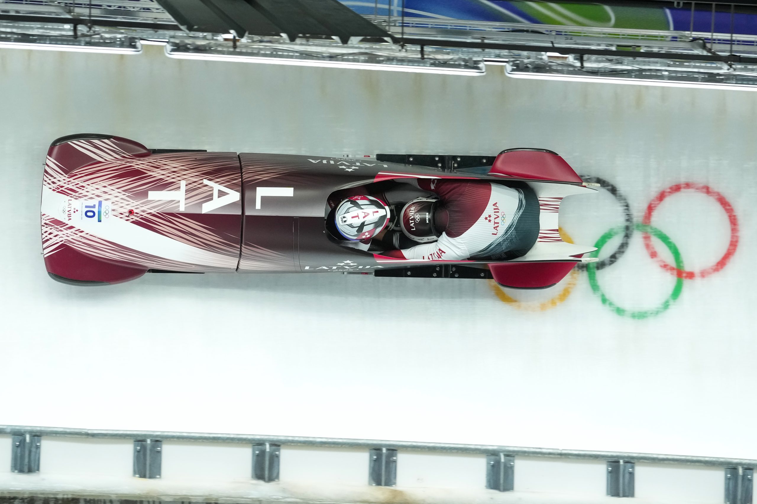 Latvijas bobsleja divnieka ekipāža ar Jēkabu Kalendu un Matīsu Mikni sacensību braucienā Kortīnas olimpiskajā trasē.
