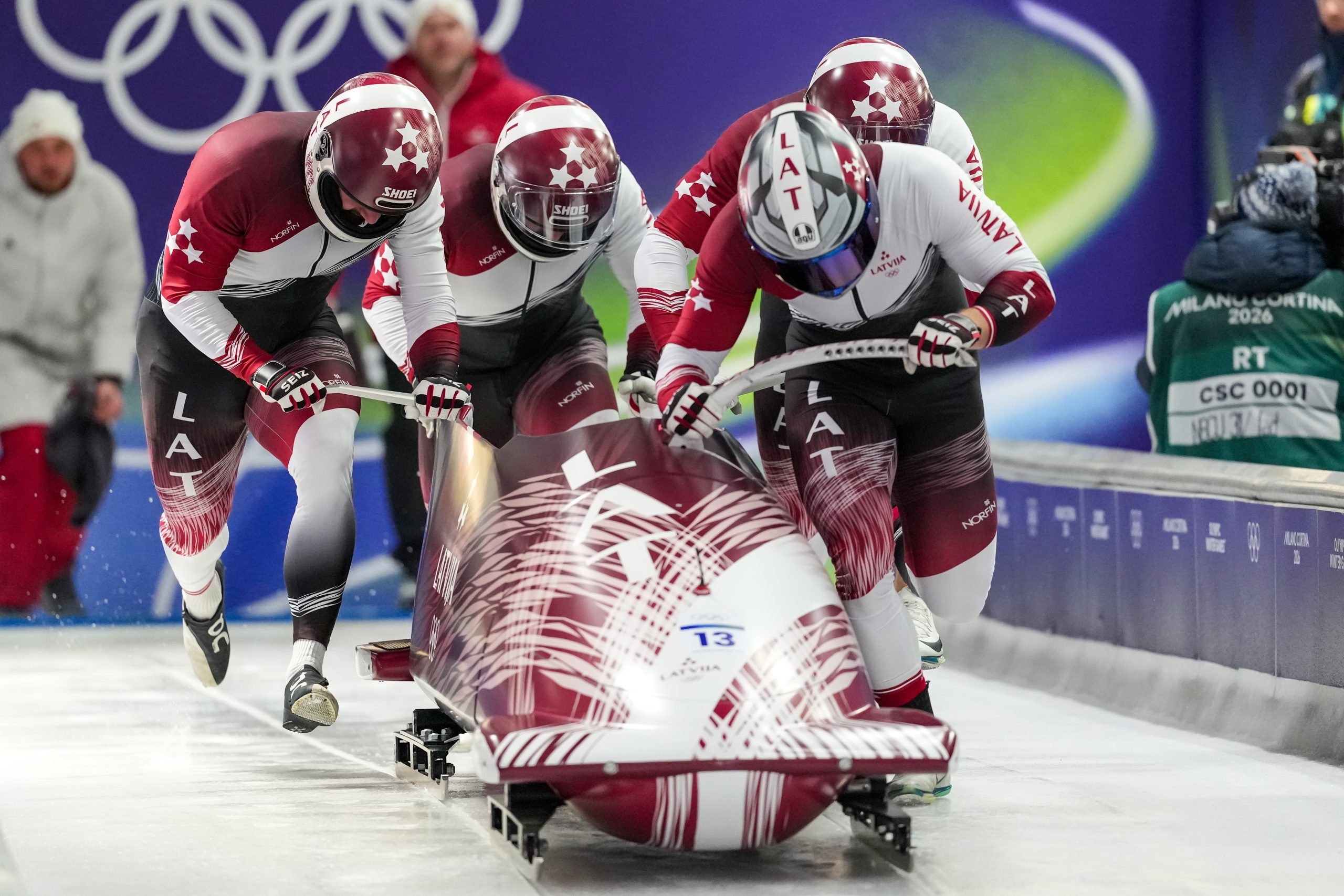 Latvijas bobsleja četrinieks ar pilotu Jēkabu Kalendu startā Milānas un Kortīnas olimpiskajās spēlēs