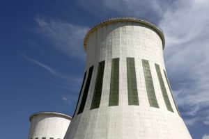 AS “Latvenergo” termoelektrocentrāles dzesēšanas torņi pret zilām debesīm.