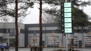 Autotehniskās apskates stacija ar informatīvo tablo un boksiem