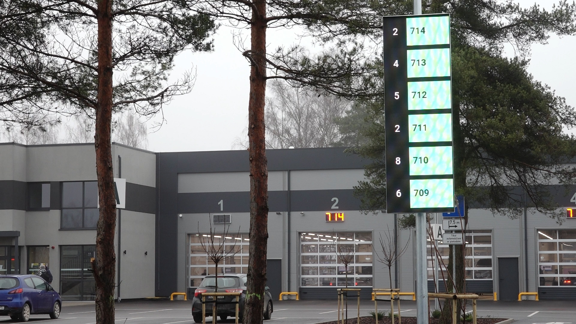 Autotehniskās apskates stacija ar informatīvo tablo un boksiem