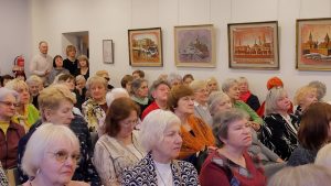 Seniori klausās pasākumu nevalstisko organizāciju nama zālē Jelgavā