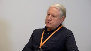 Normunds Kadiķis intervijas laikā studijā, runājot par vides un veselības jautājumiem.