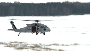 Latvijas Gaisa spēku helikopters mācību laikā Sēlijas militārajā poligonā, ziemas apstākļos nolaižot karavīrus kaujas šaušanas zonā.