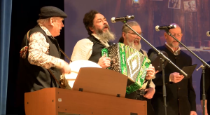Muzikanti ar akordeonu un notīm uz skatuves