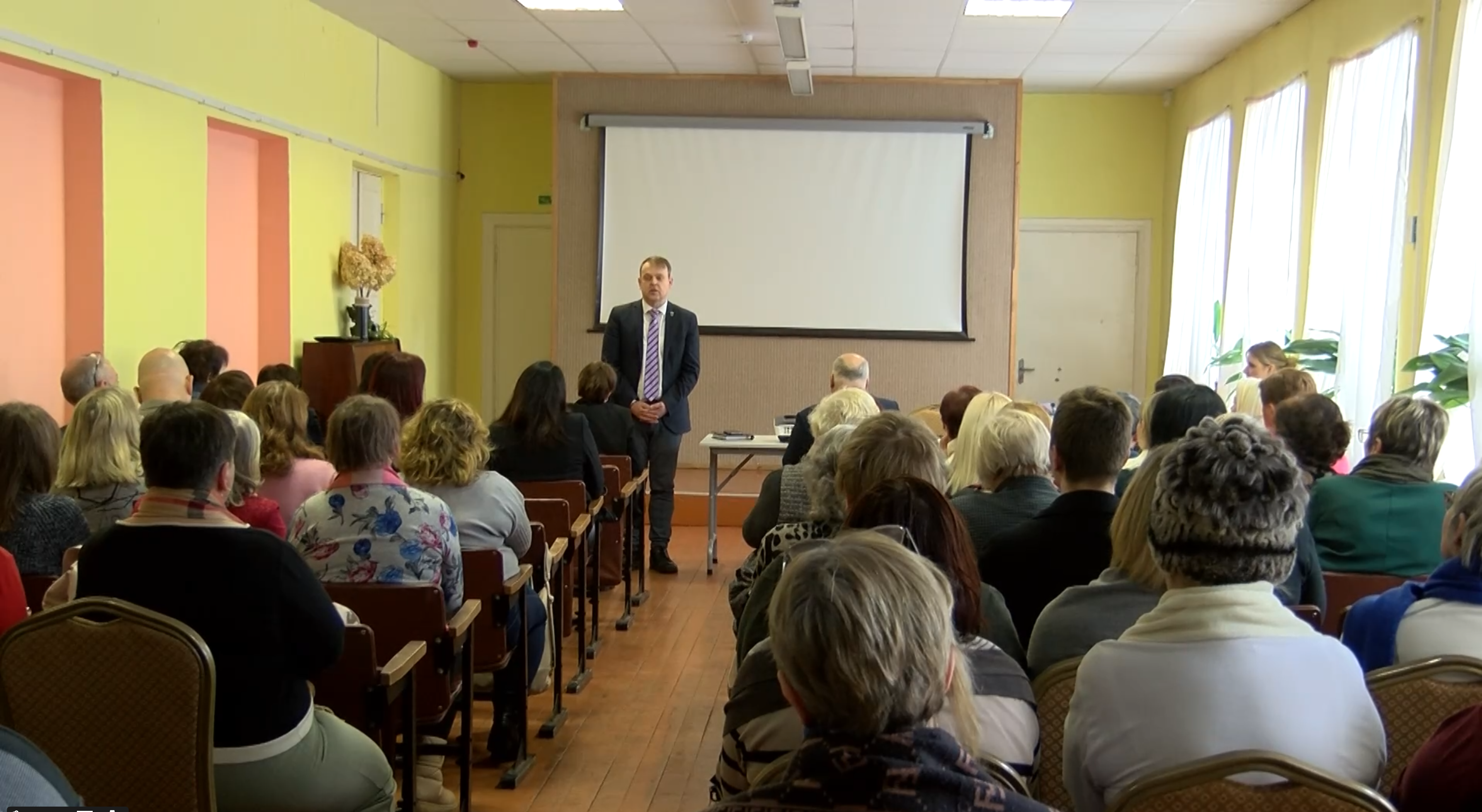 Rēzeknes novada domes priekšsēdētājs uzrunā sapulces dalībniekus