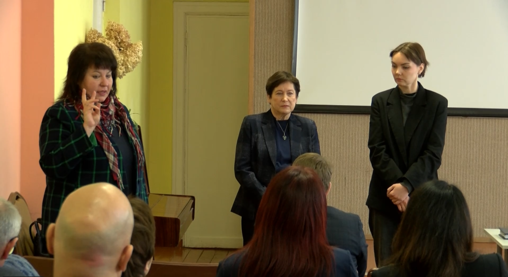 Trīs sievietes piedalās diskusijā par kultūras kolektīvu nākotni