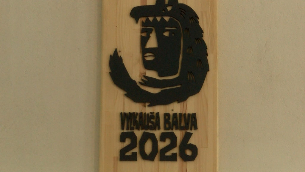Koka plāksne ar uzrakstu “Vilkauša balva 2026”