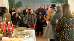 Aplausi un sveikšana svinīgā pasākumā ar mūziķiem