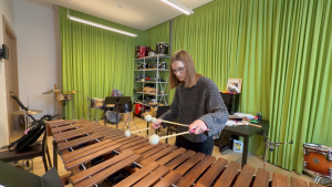 Sonja Misiņa Ventspils Mūzikas vidusskolā spēlē marimbu sitaminstrumentu klasē.