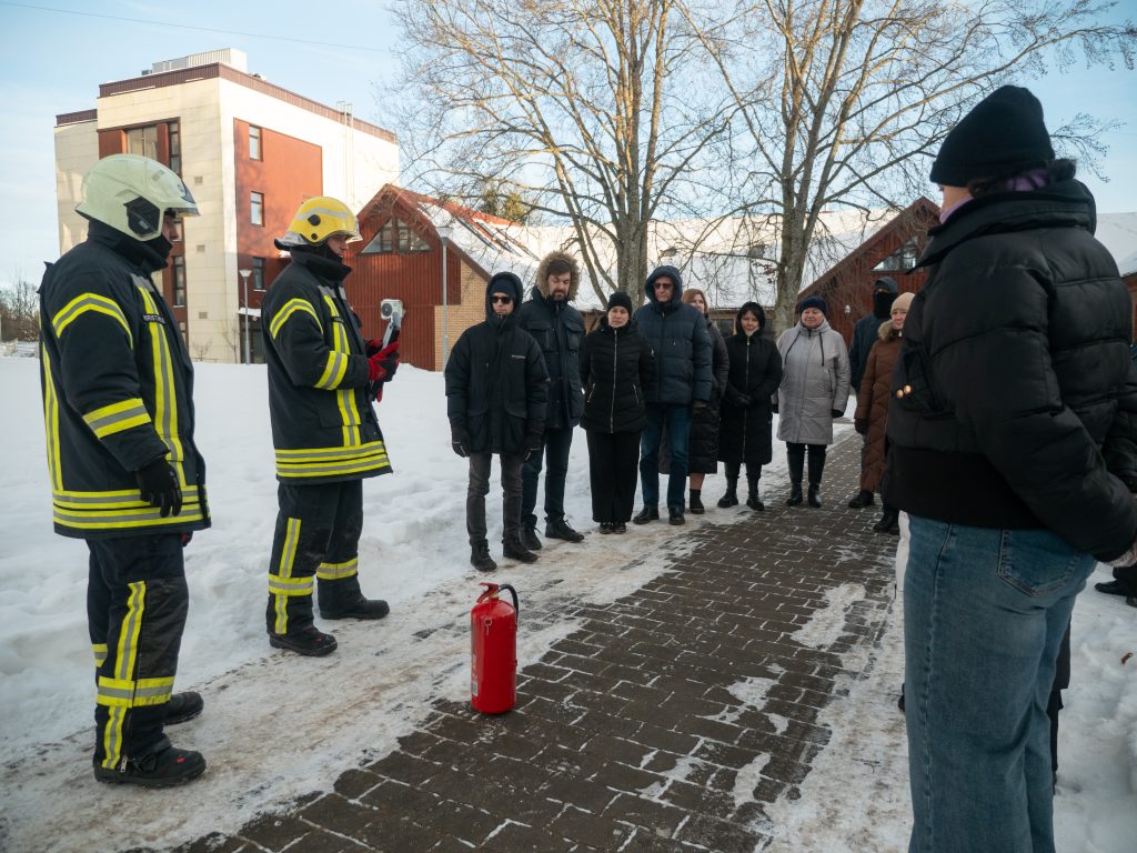 Sabiles brīvprātīgais ugunsdzēsējs glābējs stāsta skolotājiem par ugunsdrošību.
