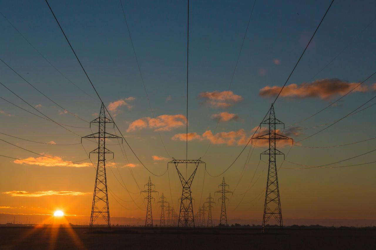 Baltijas valstu elektropārvades līnijas saulrietā pēc sinhronizācijas ar Eiropas energosistēmu
