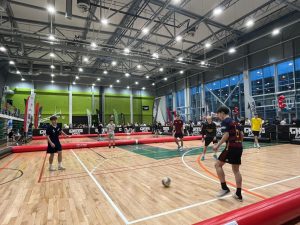 Jaunieši spēlē ielu futbolu “Ghetto Games” ziemas pasākumā Rēzeknes Olimpiskajā centrā.