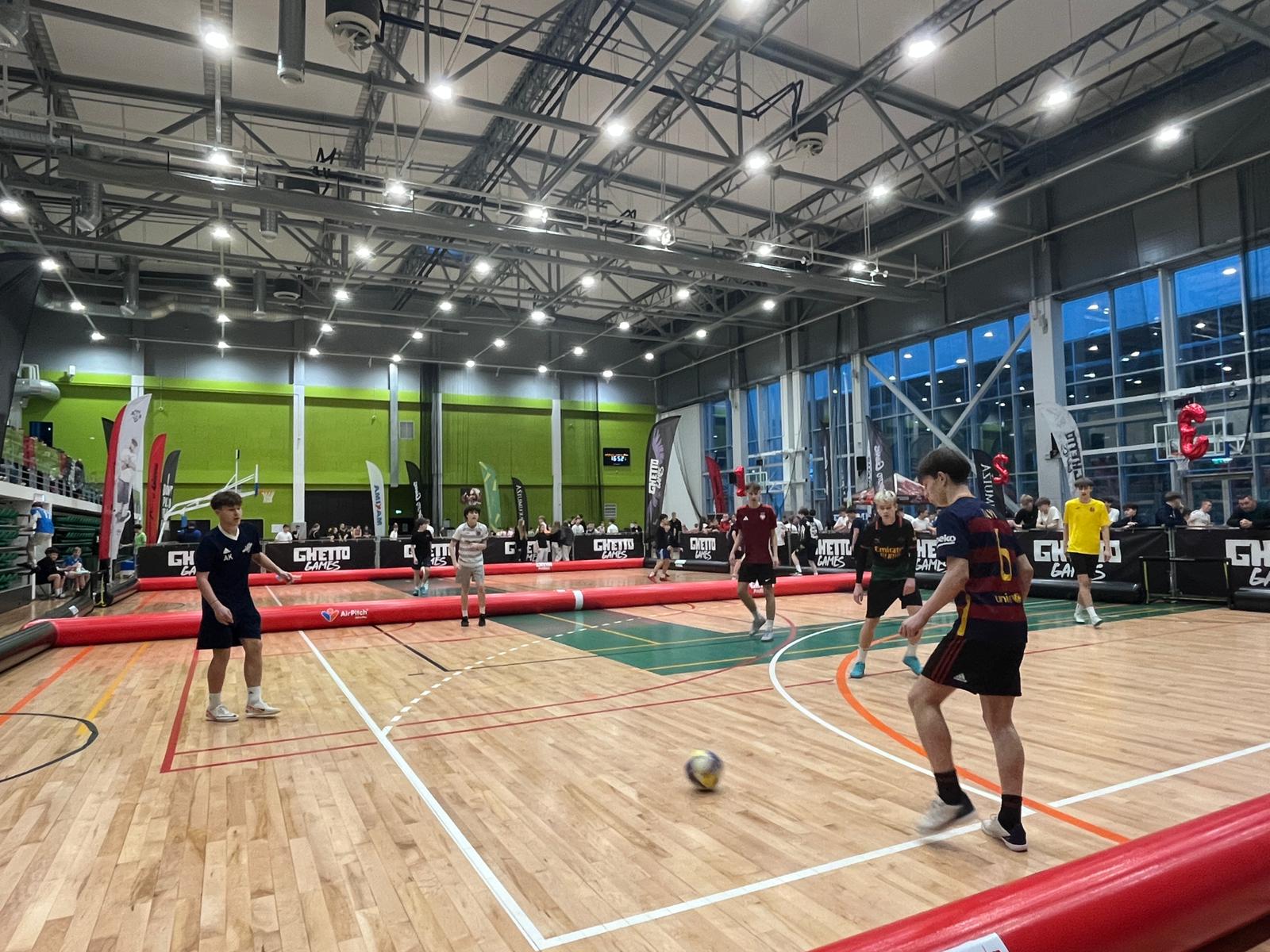 Jaunieši spēlē ielu futbolu “Ghetto Games” ziemas pasākumā Rēzeknes Olimpiskajā centrā.