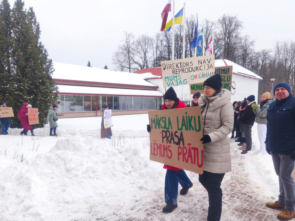 Iedzīvotāji protestē pie Limbažu novada pašvaldības pret profesionālās ievirzes skolu reorganizāciju