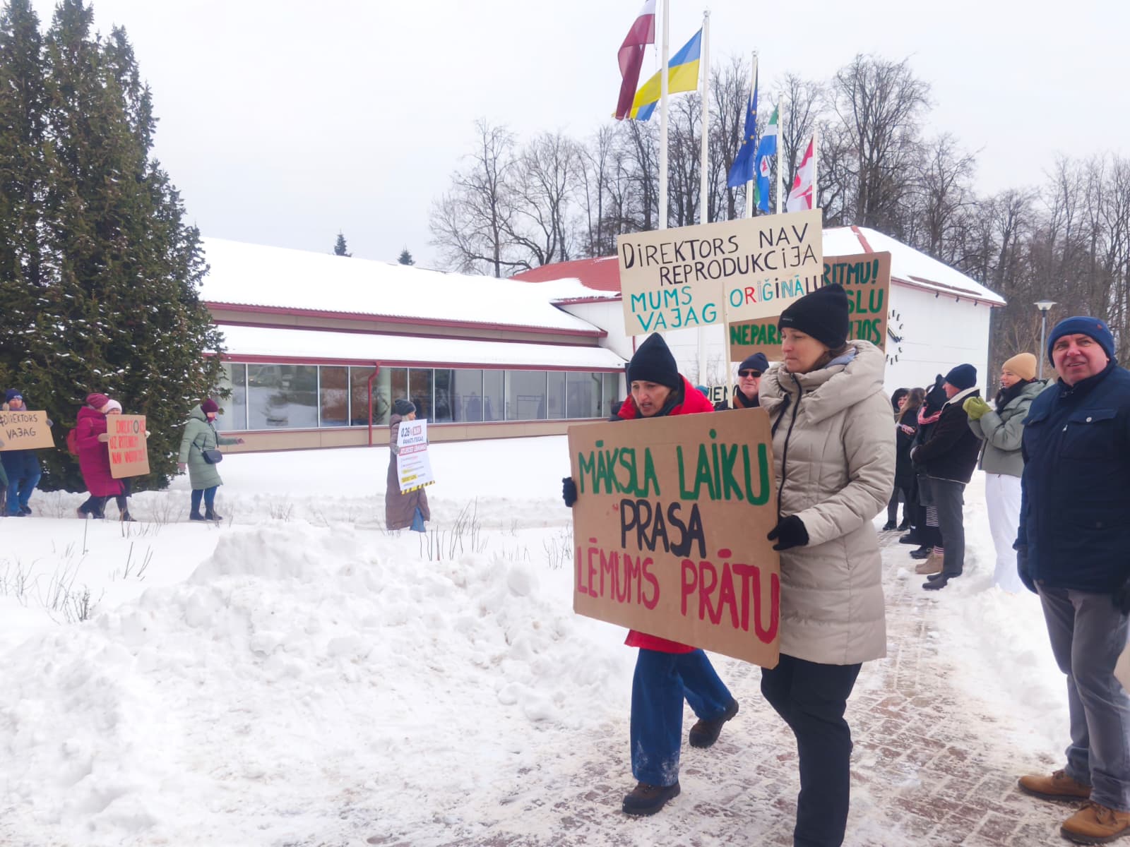Iedzīvotāji protestē pie Limbažu novada pašvaldības pret profesionālās ievirzes skolu reorganizāciju