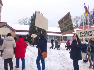 Iedzīvotāji protestē pie Limbažu novada pašvaldības pret profesionālās ievirzes skolu reorganizāciju
