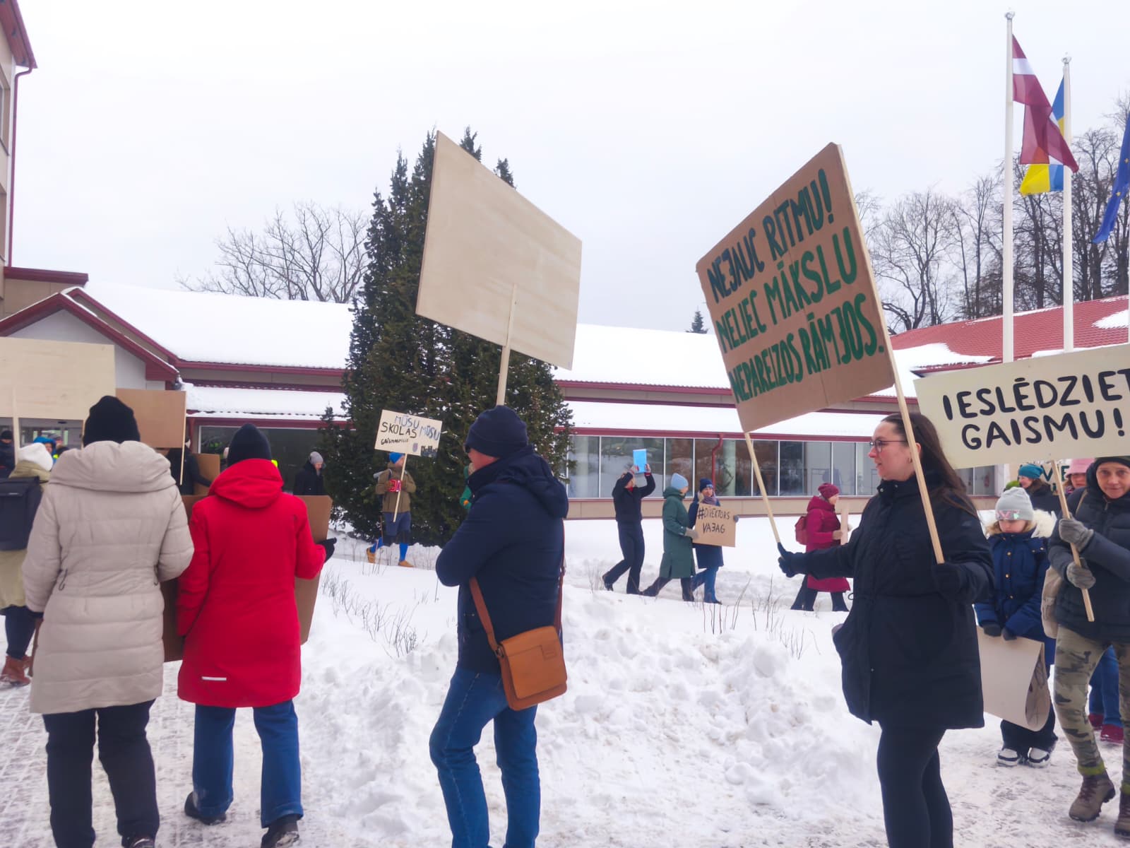 Iedzīvotāji protestē pie Limbažu novada pašvaldības pret profesionālās ievirzes skolu reorganizāciju