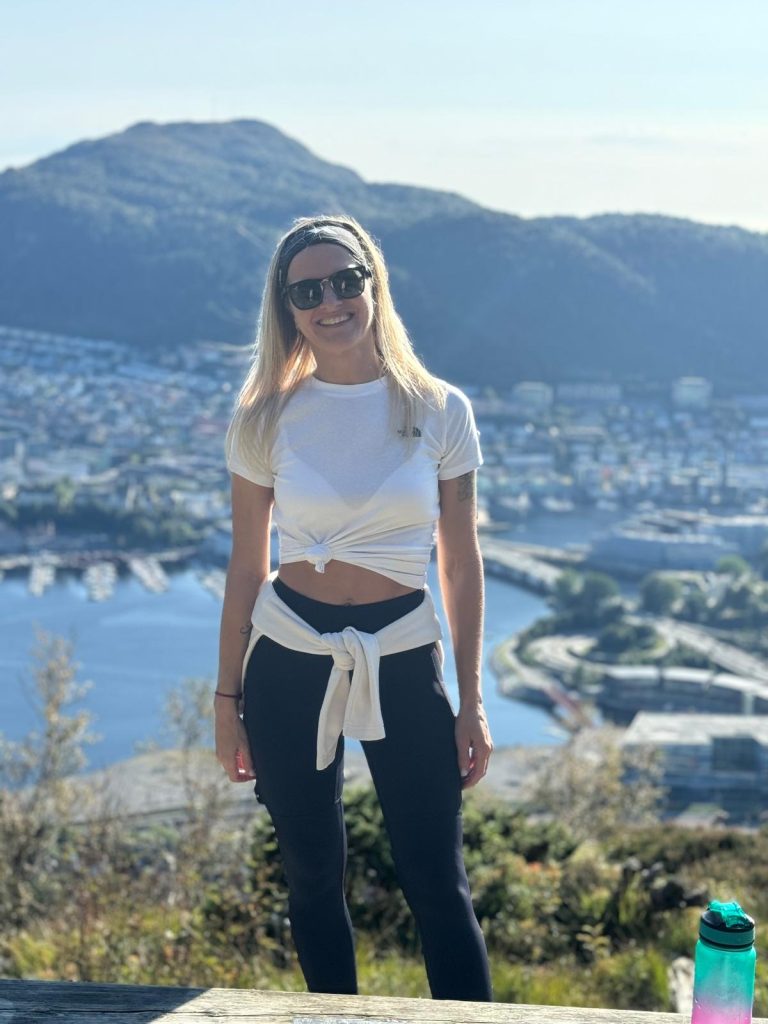 Agnese Maizīte kalnu un pilsētas panorāmas fonā Norvēģijā