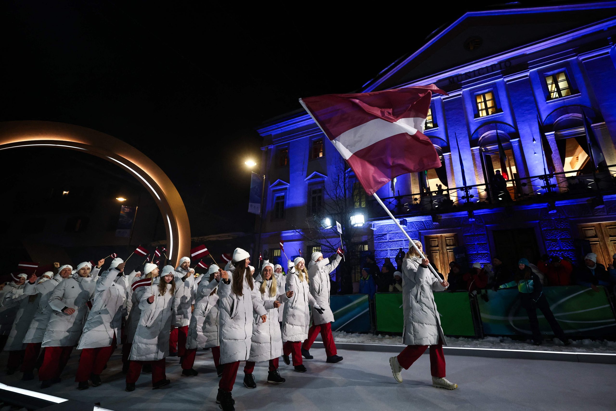 Latvijas delegācija ar valsts karogu ziemas olimpisko spēļu atklāšanas ceremonijā Kortīnā