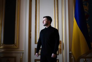 Ukrainas prezidents Volodimirs Zelenskis pie Ukrainas karoga