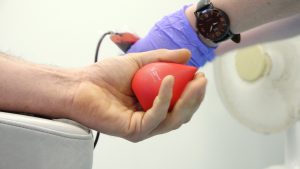 Asins donors procedūras laikā saspiež bumbiņu asins nodošanai