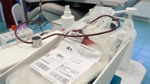 Asins preparāta maiss ar marķējumu A+ medicīnas iestādē