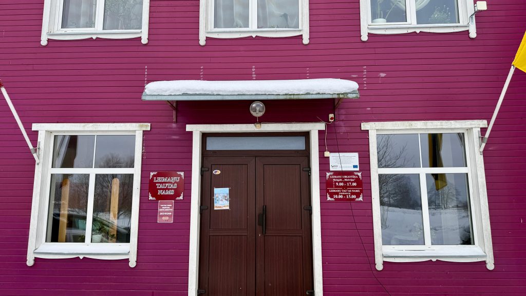 Leimaņu Tautas nama ēka ziemā ar sniegu uz jumta un durvīm