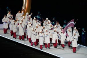 Latvijas delegācija ziemas olimpisko spēļu atklāšanas ceremonijā Milānā ar valsts karogu
