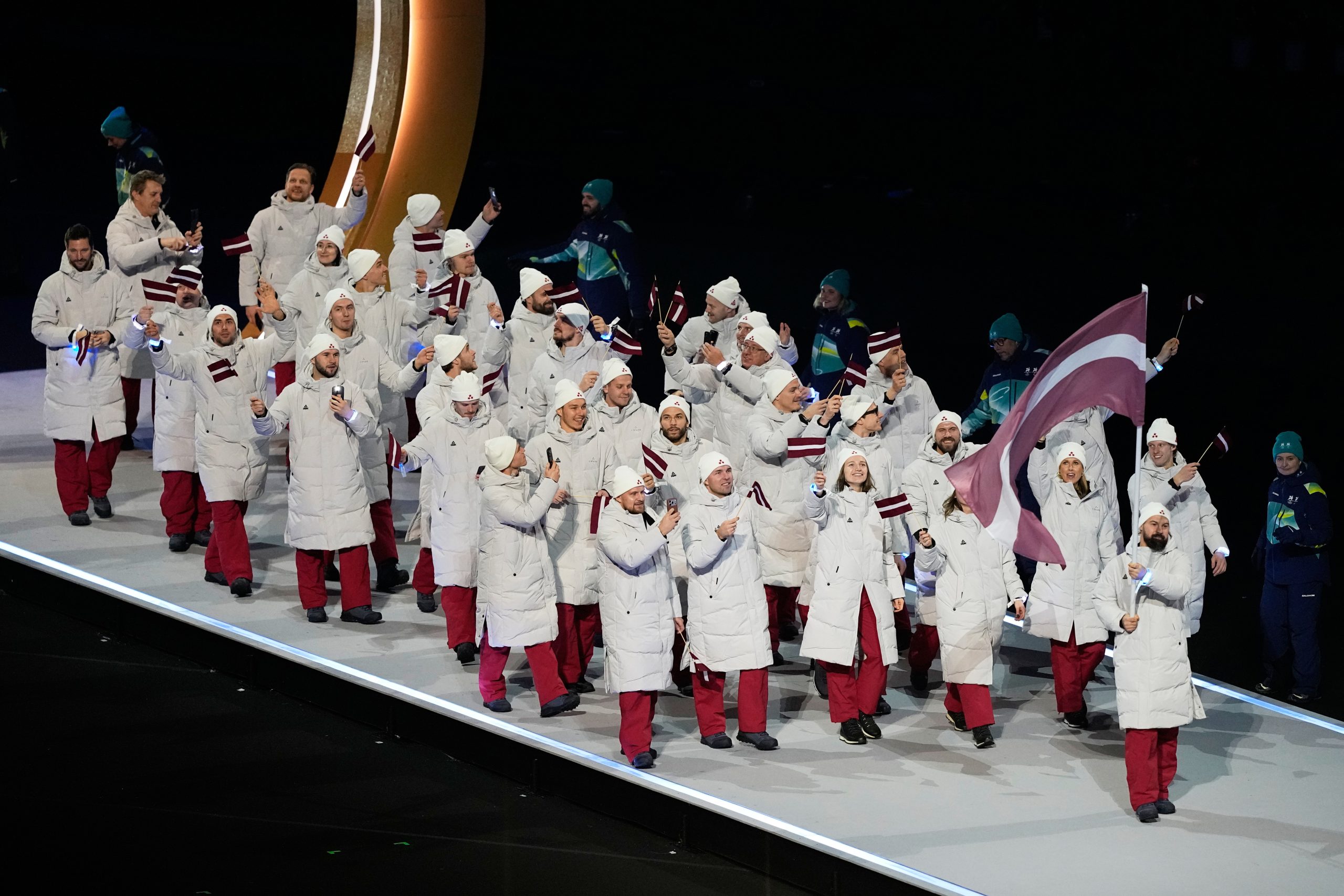 Latvijas delegācija ziemas olimpisko spēļu atklāšanas ceremonijā Milānā ar valsts karogu