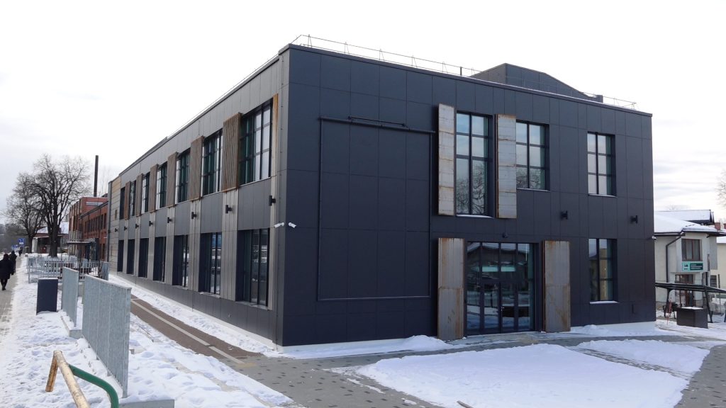 Raiņa kvartāla renovētā ēka Cēsīs ziemā ar modernu fasādi