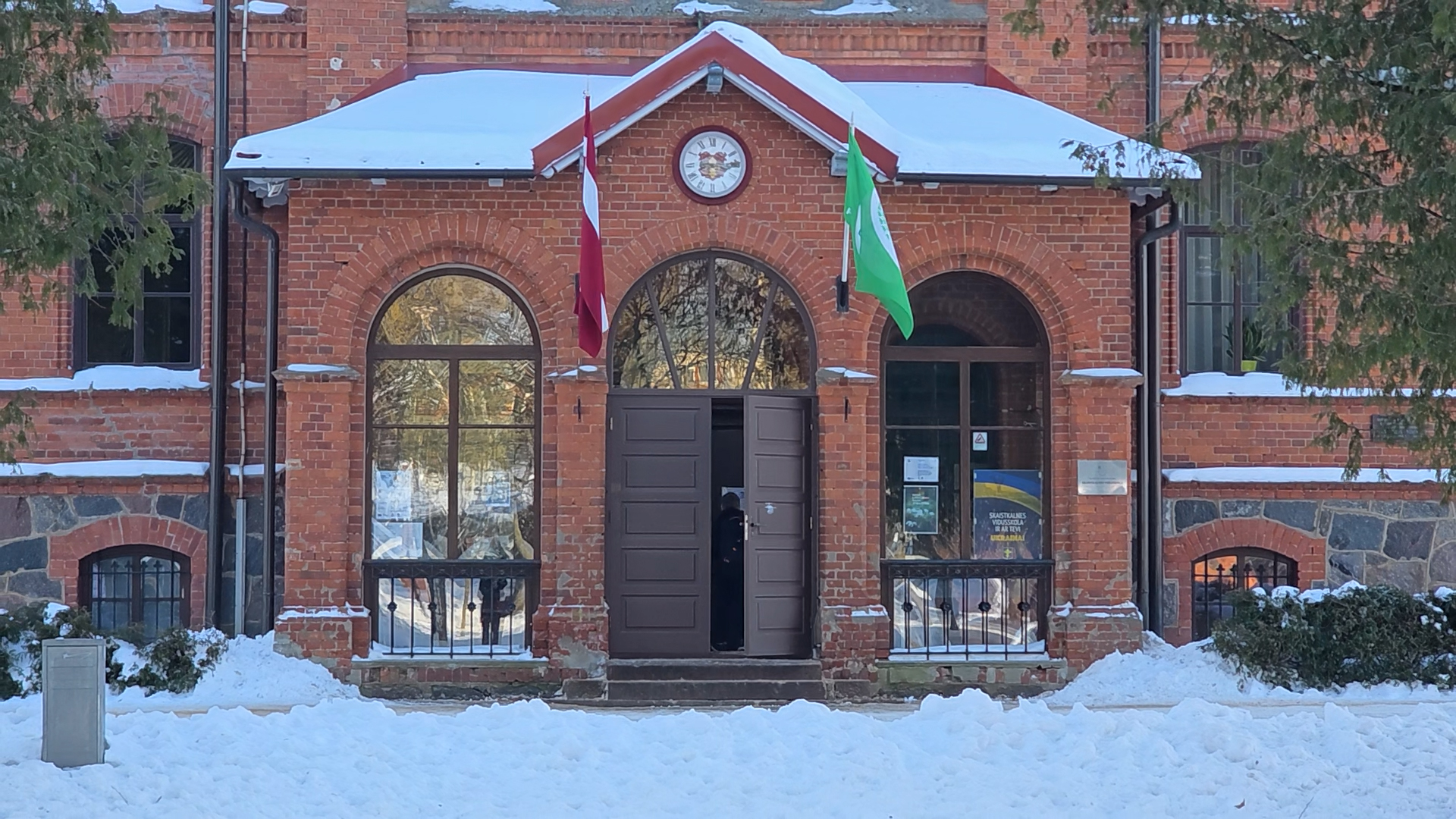 Skaistkalnes vidusskolas ēka Bauskas novadā ziemā.
