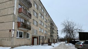 Daudzdzīvokļu māja Slimnīcas ielā 12 Jēkabpilī ziemas apstākļos pirms renovācijas.