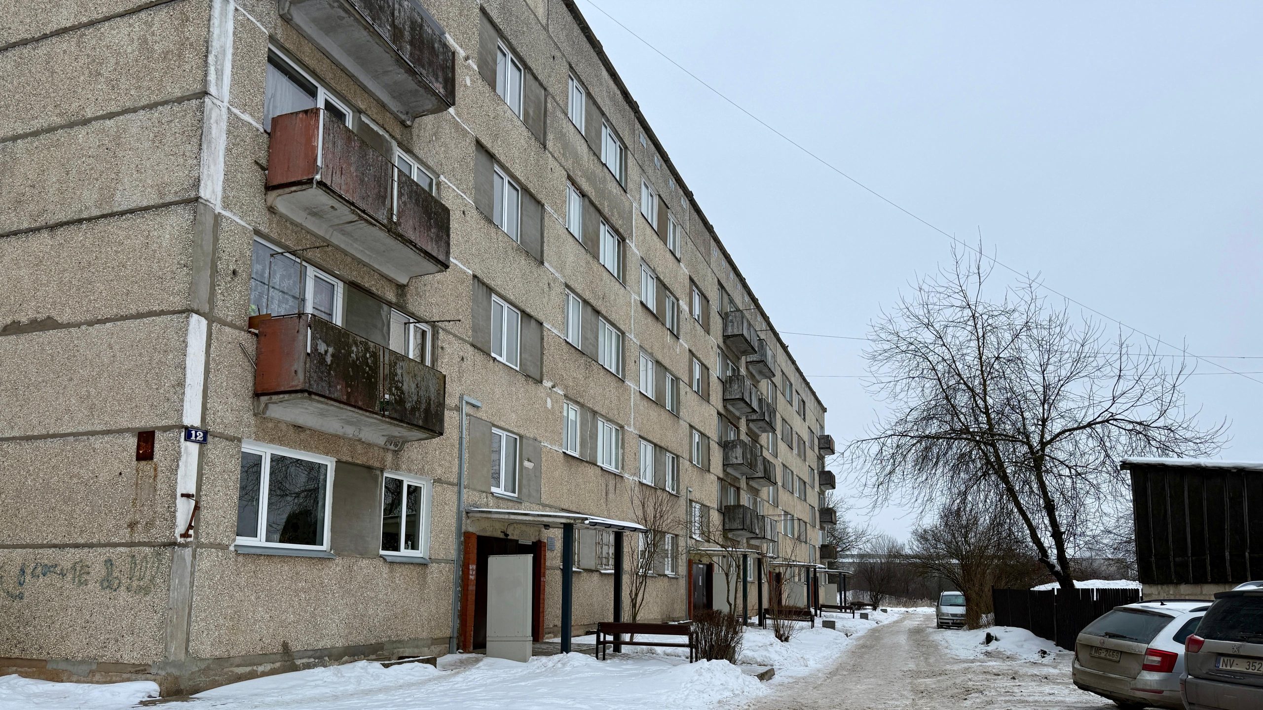 Daudzdzīvokļu māja Slimnīcas ielā 12 Jēkabpilī ziemas apstākļos pirms renovācijas.