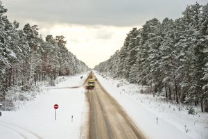 Latvijas valsts ceļu sniega tīrīšanas tehnika uz meža ceļa ziemā