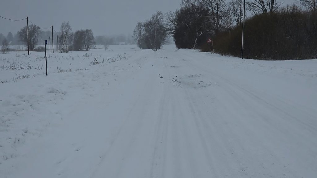 Ar biezu sniega kārtu klāts lauku ceļš Bauskas novadā