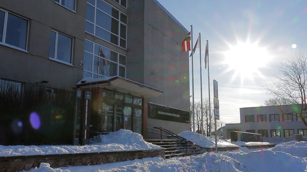 Bauskas novada pašvaldības ēka ziemas apstākļos