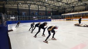 Jelgavas šorttrekisti treniņā slido pa apli