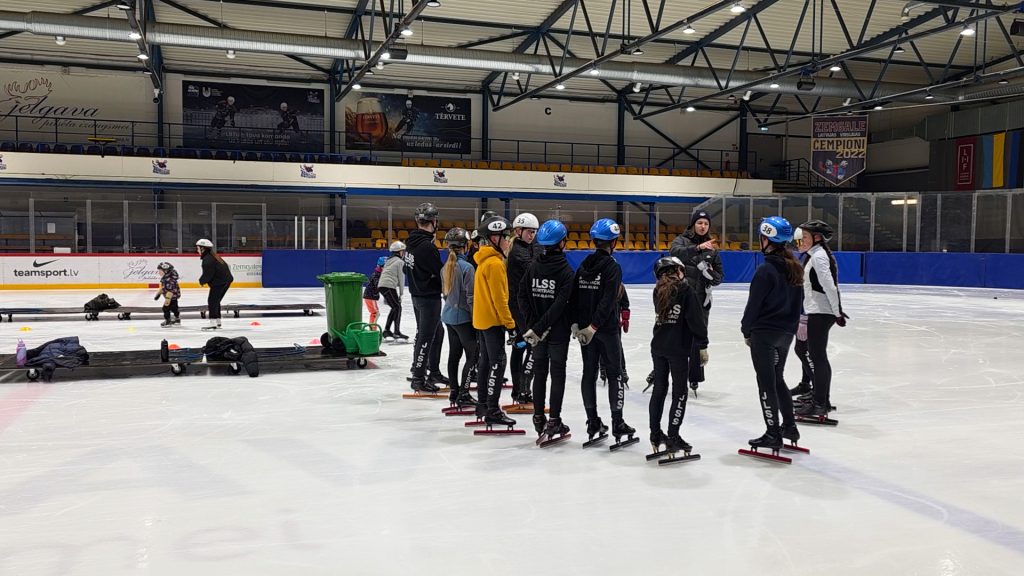 Jelgavas jaunie šorttrekisti starta vingrinājumā uz ledus hallē