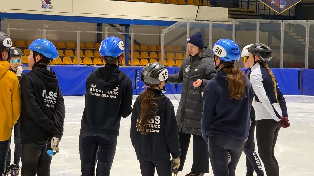 Trenere instruē Jelgavas šorttrekistus pirms treniņa