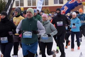 Skrējēji startē ziemas skrējienā sniegotos laikapstākļos