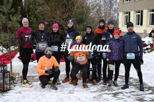 Ziemas skrējiena dalībnieki grupas foto ar uzrakstu #Laudona