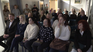 Uzņēmēju tikšanās Jēkabpils novadā – dalībnieki klausās prezentāciju zālē.