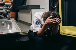 Neatliekamās medicīniskās palīdzības darbiniece emocionāli pārdzīvo vainas sajūtu pēc smaga ceļu satiksmes negadījuma.