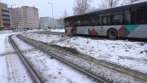 Autobuss un tramvaja sliedes sniegotā ielā Liepājā