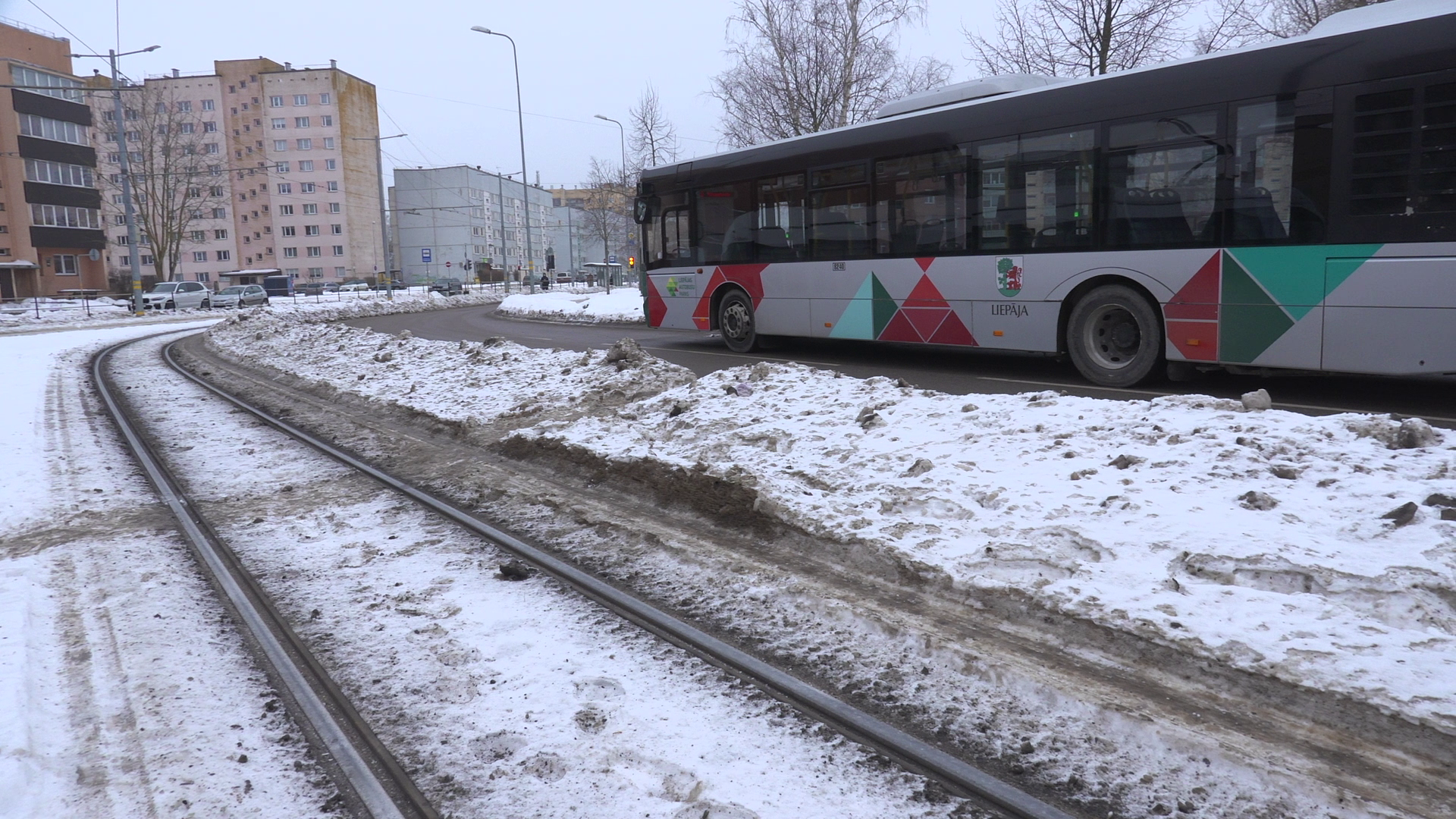Autobuss un tramvaja sliedes sniegotā ielā Liepājā