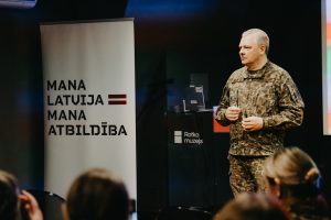 Nacionālo bruņoto spēku pārstāvis uzstājas pasākumā par iniciatīvu “Mana Latvija – mana atbildība”.