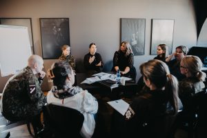 Diskusija ar Nacionālo bruņoto spēku pārstāvjiem un dalībniekiem par sabiedrības iesaisti valsts aizsardzībā.